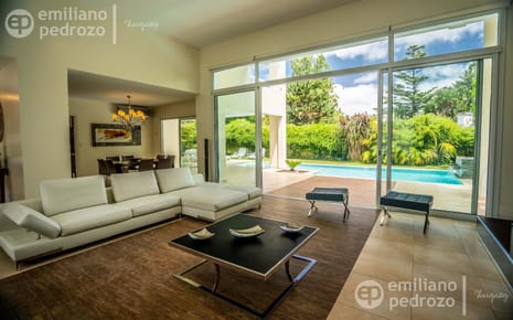 Venta casa 4 dormitorios en suite Playa Mansa Punta del Este Barrio Cerrado