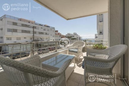 Apartamento en Península con 4 dormitorios, parrillero propio