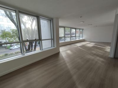 Oficina en Venta con Renta al Frente - Excelente Ubicación - Edificio DHK - Tres Cruces