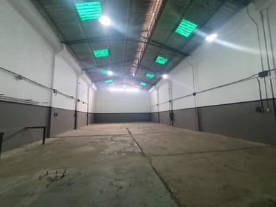 Espectacular galpón en la comercial!!  