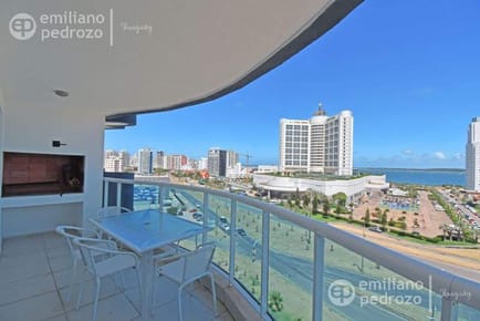 Venta Departamento  2 dormitorios en suite  Parrillero propio Playa Mansa Punta del Este