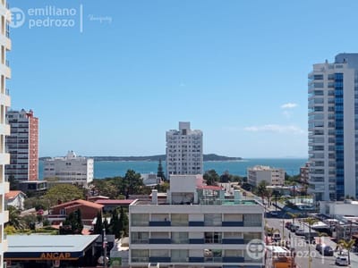 Alquiler temporal Departamento un dormitorio y medio  Playa Brava Edificio con servicios