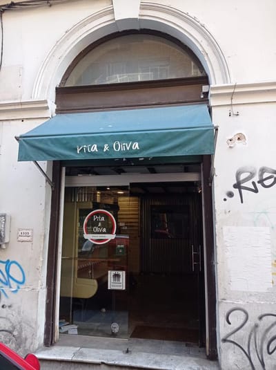 local Ituzaingo, a pasos de la peatonal Sarandi, permite gastronomía !!