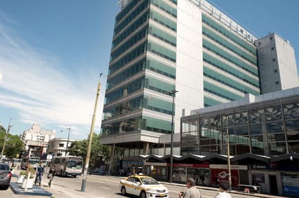 Edificio, 18 de julio proximo Banco Hipotecario, gran esquina, gran local   apartamentos , 900 m2 !!