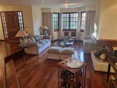 Próximo a Br Artigas y Golf, 380 m2 construidos, terreno de 343 m2 , reciclada , 5 dormitorios !!