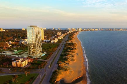 Apartamento de 2 Dormitorios en la parada 18, en primera línea al mar. Playa Mansa - Punta del Este