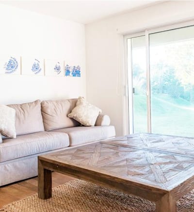 Venta apartamento 2 dormitorios con gran jardín en Carrasco, Montevideo