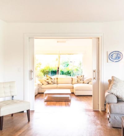 Venta apartamento 2 dormitorios con gran jardín en Carrasco, Montevideo