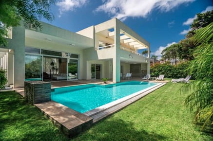 Venta casa 3 dormitorios en suite con piscina y parrillero en barrio privado, Punta del Este