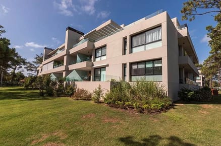 Venta apartamento 2 dormitorios terraza con parrillero y seguridad en Carrasco Norte