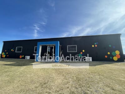 Excelente local/salón de eventos sobre amplio terreno parquizado- Colonia