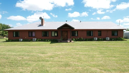 Chacra en Carmelo ideal para Airbnb o posada con 8 dormitorios y piscina