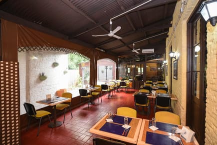 Excelente Local en  Colonia del Sacramento. Avenida principal