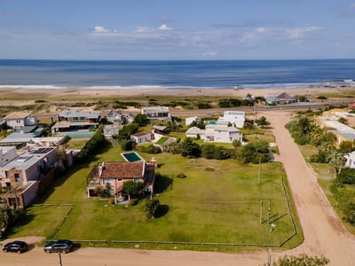 Casa en La Barra Metros del mar.