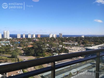 Venta apartamento 2 dormitorios en torre con servicios Punta del Este