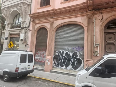 Treinta y Tres casi peatonal Sarandi , 228 m2 , 8 mts de frente, apto gastronomía !!