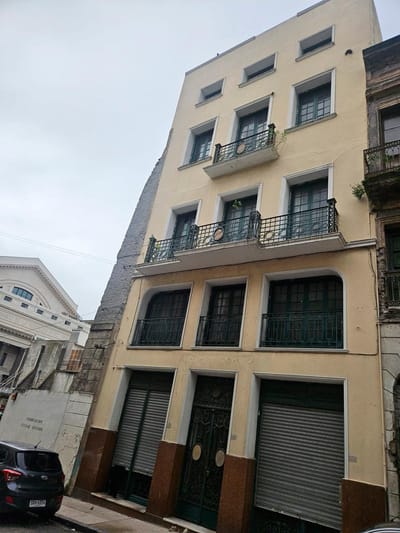 Edificio proximo Plaza Zabala, 488m2 , ascensor, 5 pisos , a reciclar !!