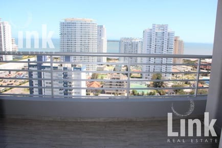 Unidad en piso muy alto con vista al mar en playa mansa y brava, esquinero.