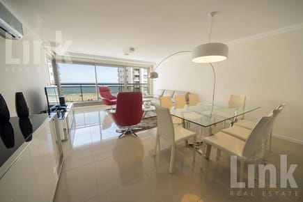 OPORTUNIDAD! Piso alto en edificio de calidad. Planta de 3 suites con vista al mar