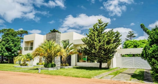 Alquiler anual Hermosa casa de 4 dormitorios y servicio Punta del Este