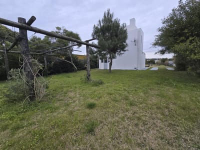 Casa de dos dormitorios y gran terreno en venta en Balneario Buenos Aires