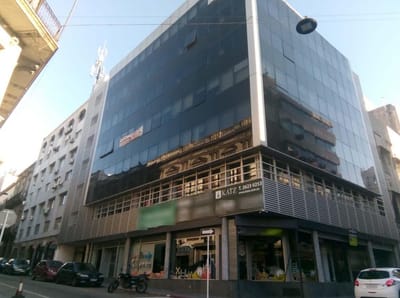 Oficina en B. Mitre y 25 de Mayo, piso alto, gge, sala de reuniones!!