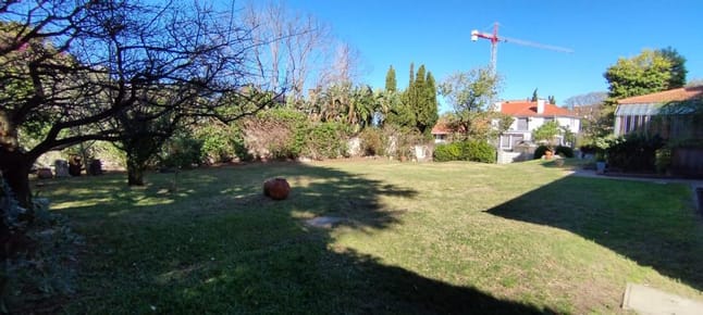 Local proximo  Puerto del Buceo y WTC, 390 m2 , terreno de 1288 m2, 4 garajes !!