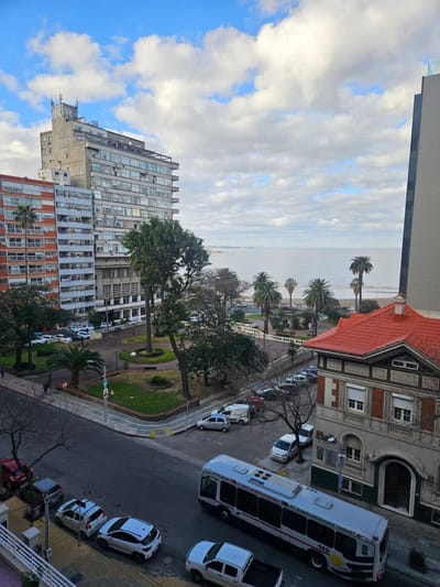 Plaza Gomensoro, vista al mar, luminosa, terraza, 47 m2 !!