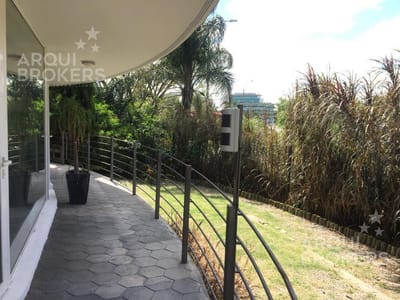 Apartamento de 3 dormitorios y servicio con patio , en Carrasco, garaje x 2 con renta