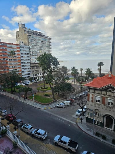 Excelente oficina en Plaza Gomensoro con terraza, vista al mar y aire acondicionado.
