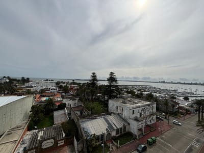 Apartamento en Punta del Este. 3 dormitorios, garaje y vista al mar