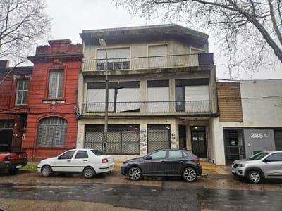 Burgues y San Martín, edificio entero , local , 3 apartamentos y gran fondo libre !!