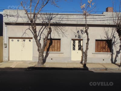 Casa en venta con vista al río, patio y garaje.