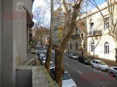 Se vende con Renta! Excelente apartamento al frente con balcones.
