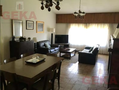 Hermosa Casa con jardín y fondo sobre  Av. General San Martín