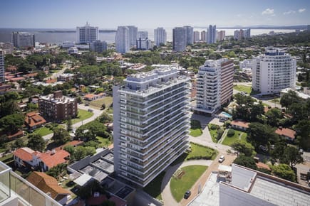 Punta del Este -  Venta apartamento de 2 dormitorios con Amenities