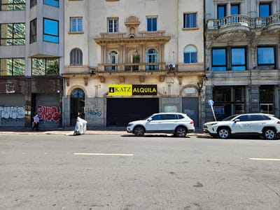 Plaza Independencia y Juncal, 10 mts de frente, 814 m2 , excelente estado !!
