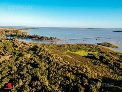 Terreno, con costa a Rio, playa, desarrollo turístico. Proyección