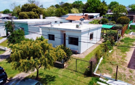 Colonia - Venta casa de 2 dormitorios con 2 apartamentos