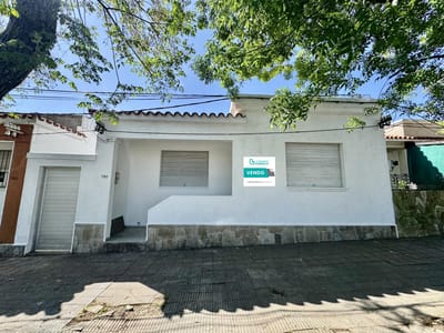 Venta de casa de 2 dormitorios céntrica con patio en Colonia del Sacramento
