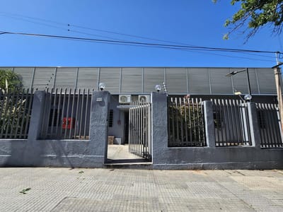 Proximo Luis Alberto de Herrera y Av Italia, 400 m2, excelente estado, vigilancia 24 hs, estacionamiento , amenities !!