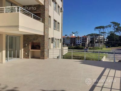 Departamento dos dormitorios, balcon con parrillero , piscina, cochera- Playa Mansa, Punta del Este