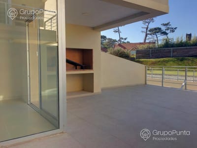 Departamento con parrillero individual en venta   Punta del este  Playa Mansa