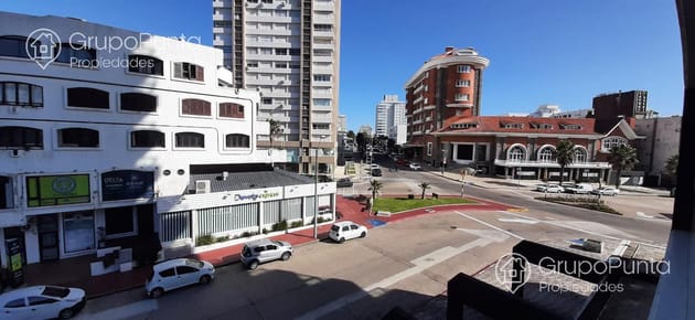 Apartamento en alquiler  Playa Mansa - Edificio en primera en línea