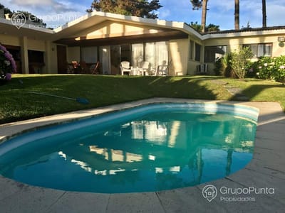 Casa grande en alquiler   5 dormitorios  piscina en Punta del Este,  a dos cuadras de Playa Mansa