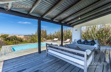 Hermosa casa en venta   frente al mar en  Punta Ballena - las grutas