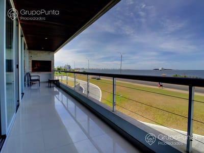 Departamento  frente al mar de 3 dormitorios - Playa mansa -Punta del este