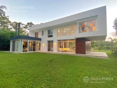 Casa minimalista en  barrio privado en  Punta Ballena -Punta del Este -design village
