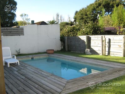 Casa con piscina en alquiler anual -en La barra a dos cuadras del mar- Punta del Este