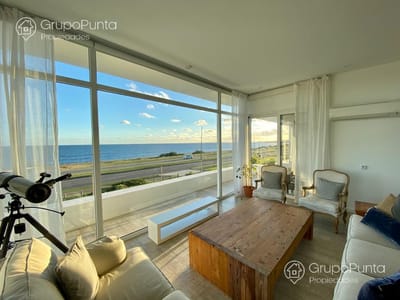 Espectacular Casa  frente al mar en venta y alquiler anual  - Playa Mansa - Punta del Este